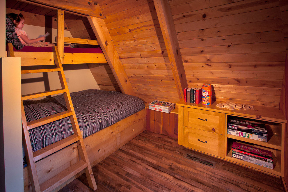 アルバカーキにある小さなシャビーシック調のおしゃれな客用寝室 (ベージュの壁、無垢フローリング)