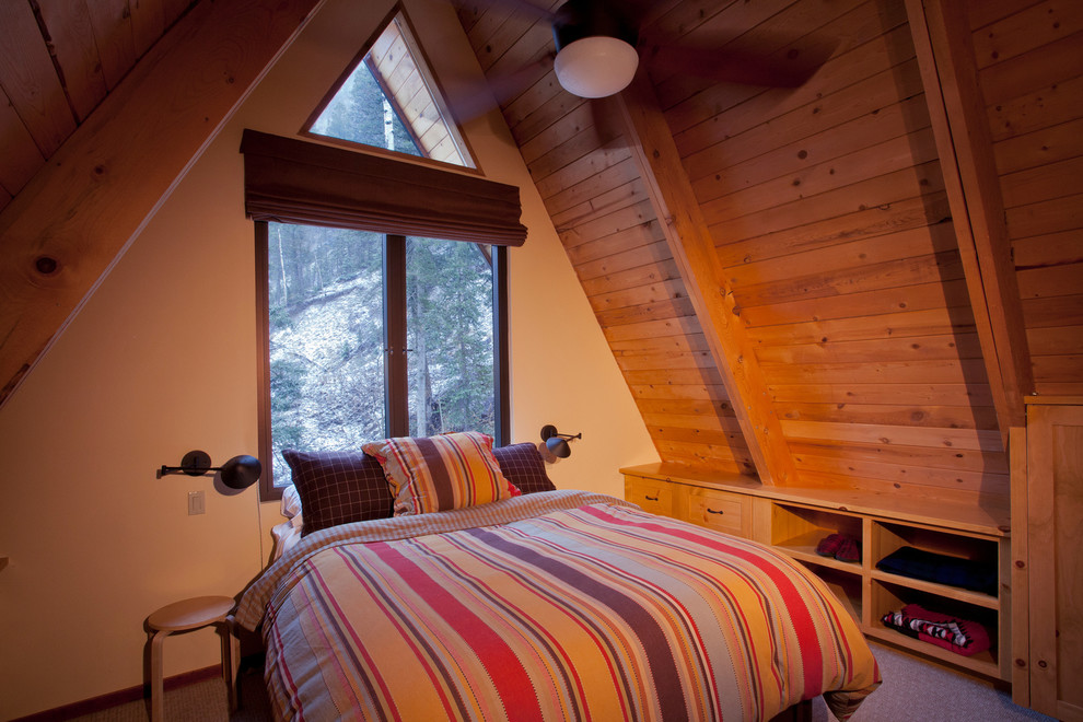 Источник вдохновения для домашнего уюта: маленькая хозяйская спальня в стиле шебби-шик с бежевыми стенами и ковровым покрытием для на участке и в саду