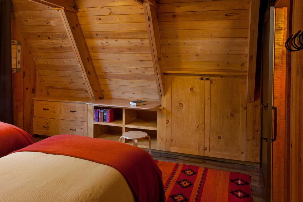 Immagine di una camera degli ospiti stile rurale con pareti beige e pavimento in legno massello medio