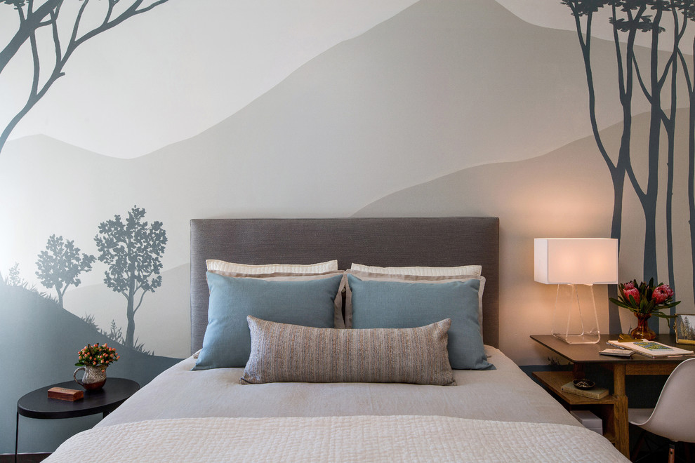 Diseño de habitación de invitados minimalista pequeña con paredes beige y suelo vinílico