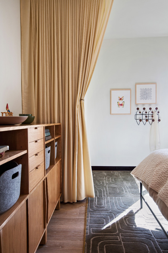 Diseño de habitación de invitados moderna pequeña con paredes beige y suelo vinílico