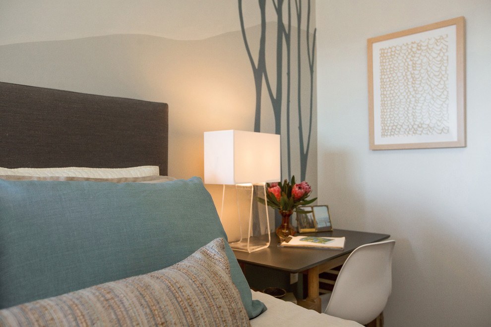 Modelo de habitación de invitados moderna pequeña con paredes multicolor y suelo vinílico