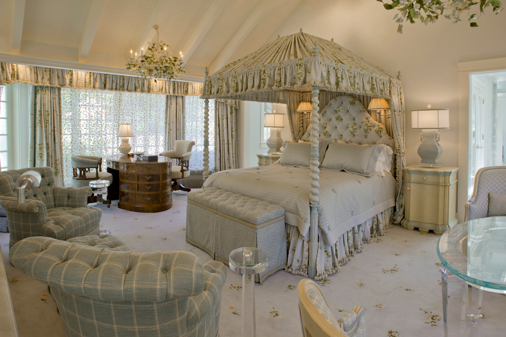 Пример оригинального дизайна: спальня в викторианском стиле с белыми стенами и ковровым покрытием