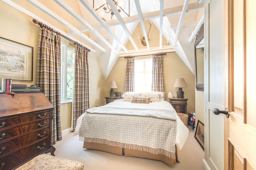 Свежая идея для дизайна: маленькая гостевая спальня (комната для гостей) в классическом стиле с бежевыми стенами и ковровым покрытием для на участке и в саду - отличное фото интерьера