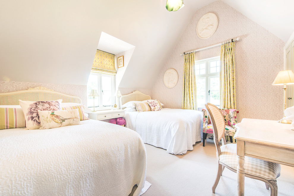Foto de habitación de invitados clásica pequeña con paredes rosas, moqueta y con escritorio