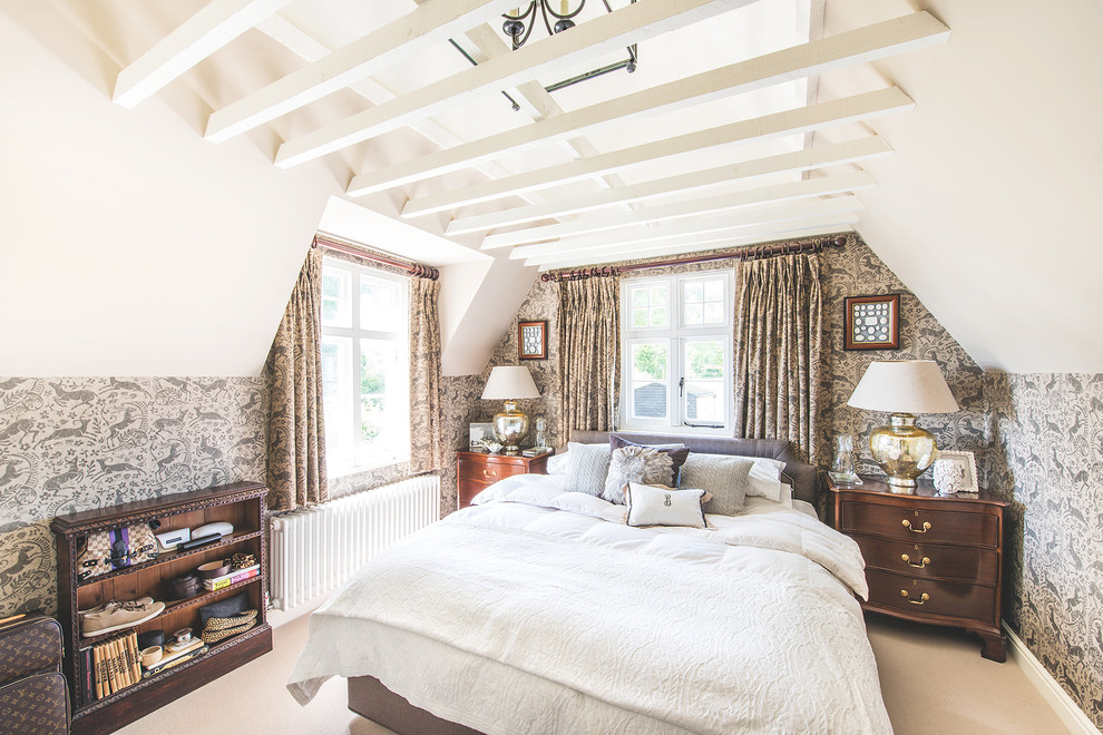 Kleines Klassisches Hauptschlafzimmer mit bunten Wänden und Teppichboden in Berkshire