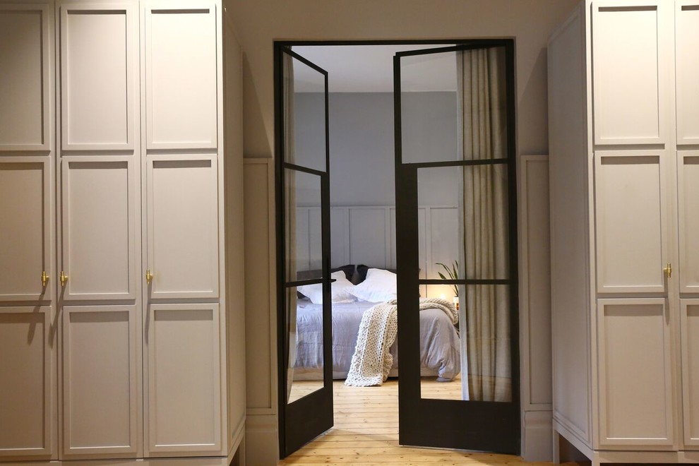Идея дизайна: хозяйская спальня в современном стиле с серыми стенами и светлым паркетным полом