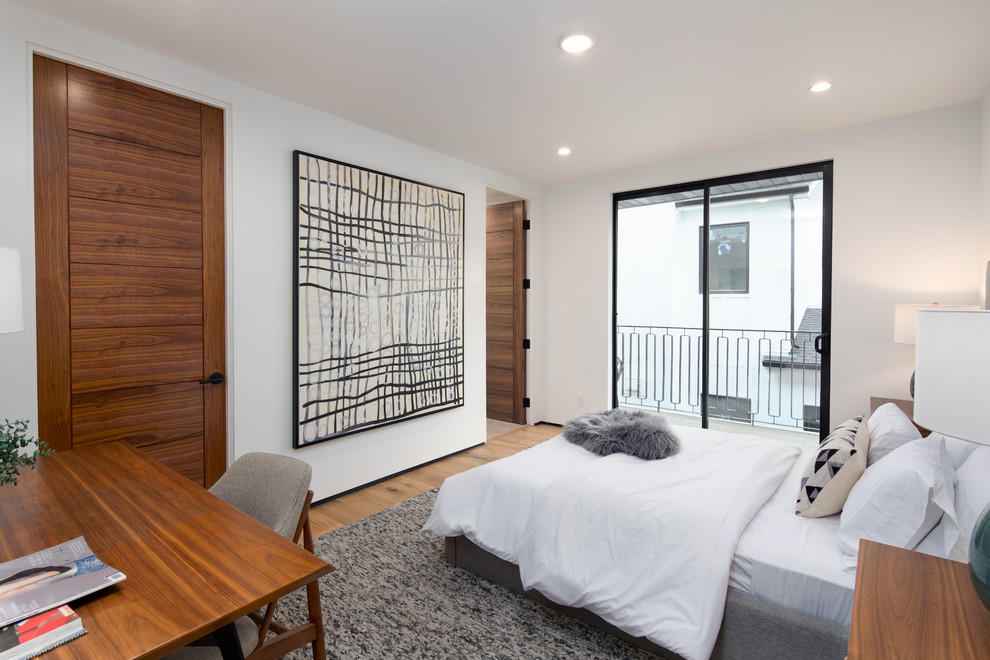 На фото: спальня в современном стиле с белыми стенами, паркетным полом среднего тона и коричневым полом