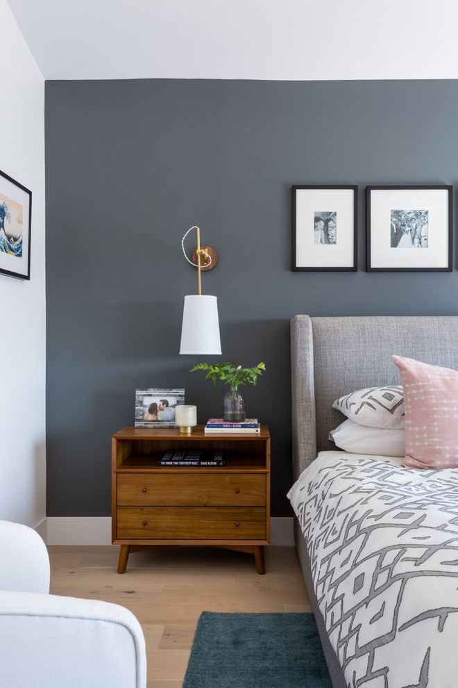 Стильный дизайн: спальня в стиле неоклассика (современная классика) с серыми стенами, светлым паркетным полом и бежевым полом - последний тренд