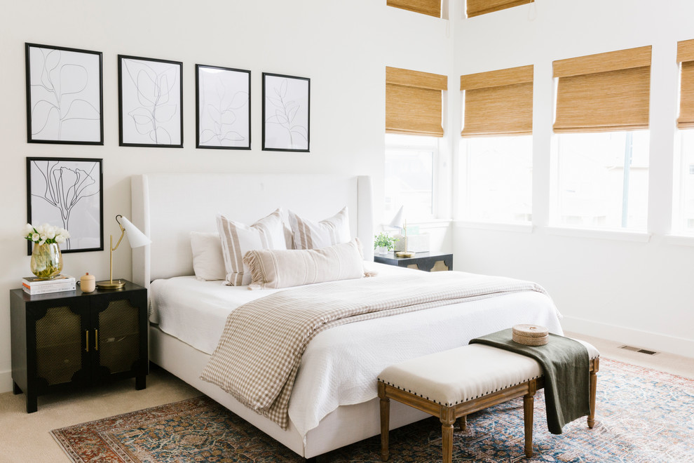 Imagen de dormitorio de estilo de casa de campo con paredes blancas, moqueta y suelo beige