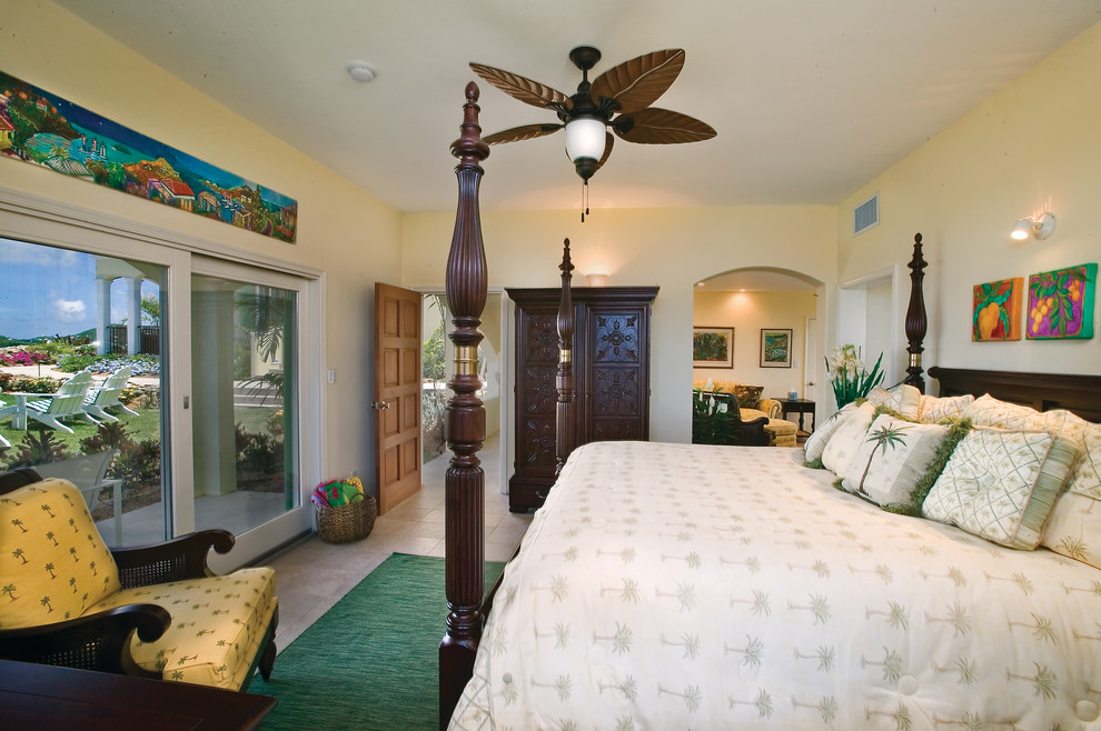 Foto di una camera da letto tropicale con pareti beige e pavimento con piastrelle in ceramica