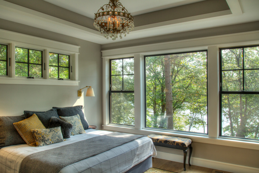 Diseño de dormitorio principal rural de tamaño medio con paredes beige y suelo de madera en tonos medios