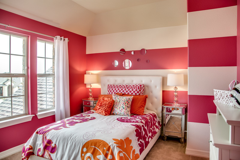 Modelo de dormitorio tradicional renovado con paredes rosas y moqueta