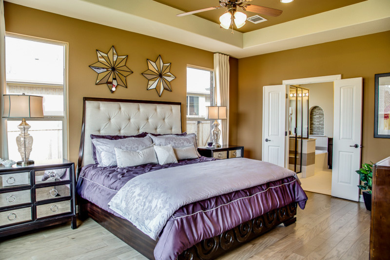 Diseño de dormitorio clásico renovado con paredes marrones y suelo de madera clara