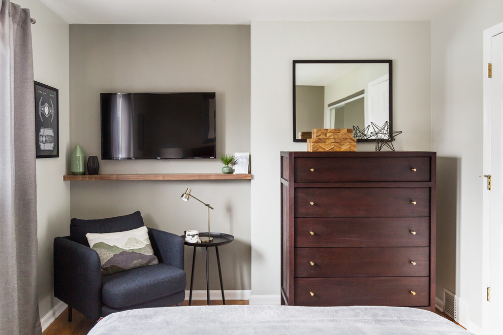 Design ideas for a traditional master bedroom in Chicago with grey walls.
