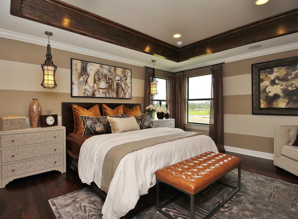 На фото: спальня в стиле неоклассика (современная классика) с коричневыми стенами и темным паркетным полом без камина с