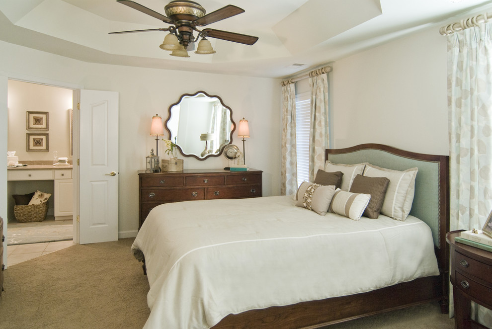 Immagine di una camera matrimoniale chic di medie dimensioni con pareti beige e moquette