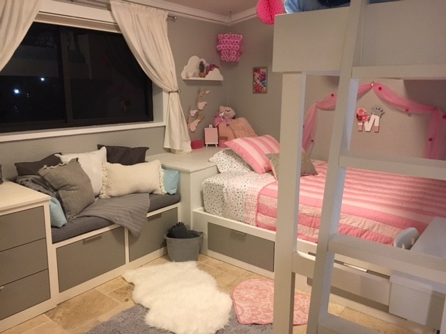 Mittelgroßes Modernes Schlafzimmer mit grauer Wandfarbe und Porzellan-Bodenfliesen in Miami