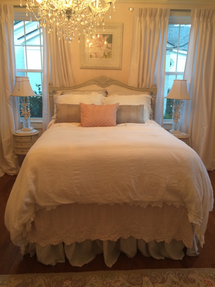 Идея дизайна: гостевая спальня среднего размера, (комната для гостей) в стиле рустика с розовыми стенами и темным паркетным полом без камина