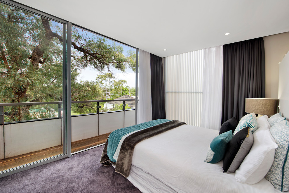 Imagen de habitación de invitados moderna de tamaño medio sin chimenea con paredes blancas, moqueta y suelo violeta