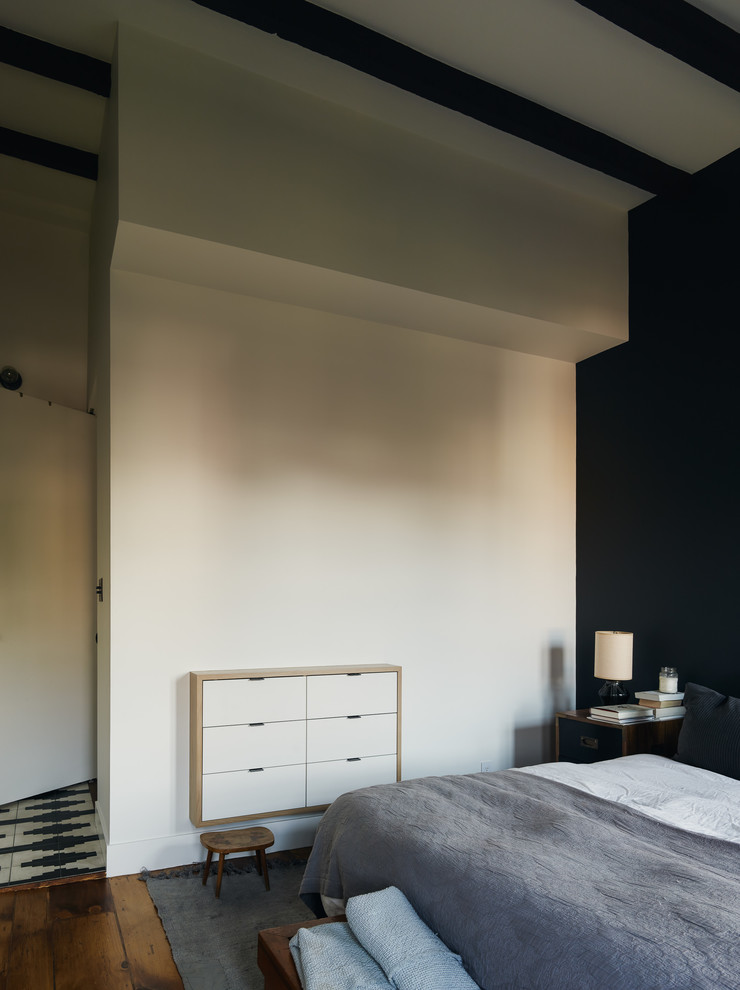 Идея дизайна: гостевая спальня среднего размера, (комната для гостей) в современном стиле с разноцветными стенами и паркетным полом среднего тона без камина