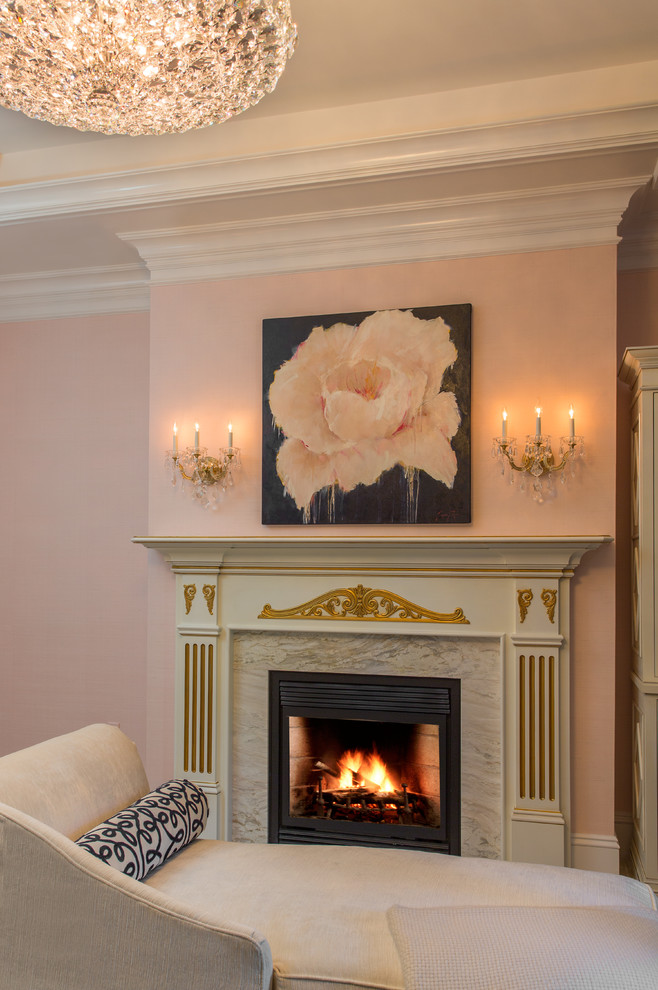 Источник вдохновения для домашнего уюта: большая хозяйская спальня в классическом стиле с розовыми стенами, ковровым покрытием, стандартным камином, фасадом камина из дерева и серым полом