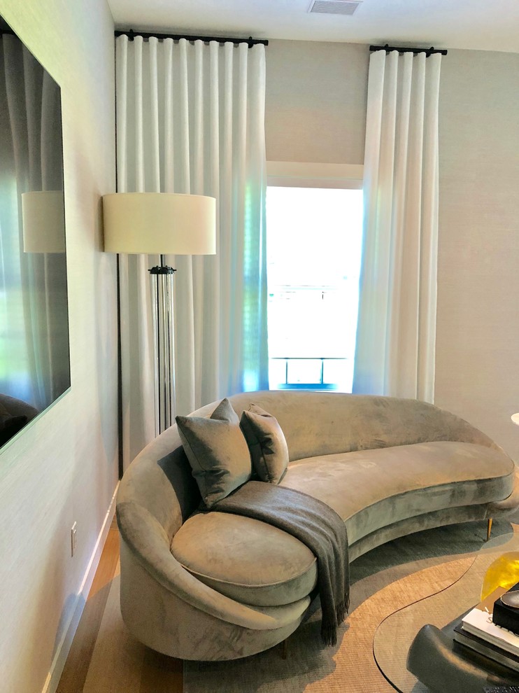 На фото: большая хозяйская спальня в стиле модернизм с серыми стенами и светлым паркетным полом с