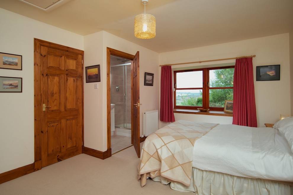 Klassisches Schlafzimmer ohne Kamin mit beiger Wandfarbe und Teppichboden in Sonstige