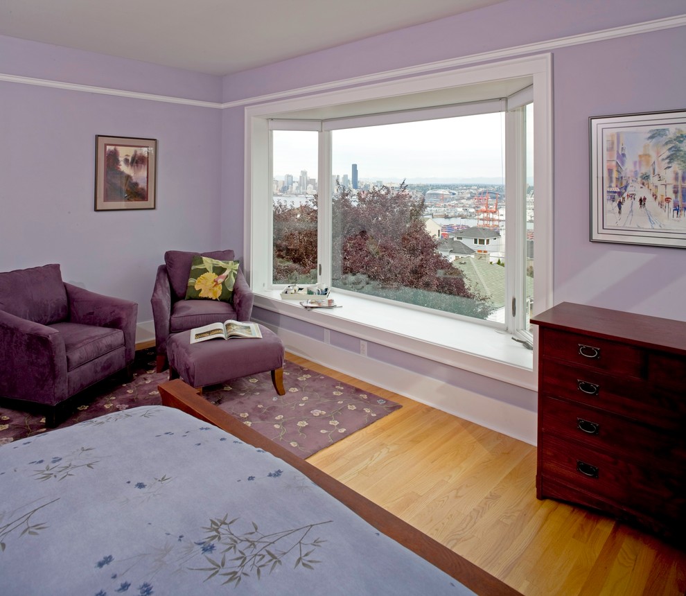 Diseño de dormitorio principal clásico de tamaño medio con paredes púrpuras y suelo de madera clara