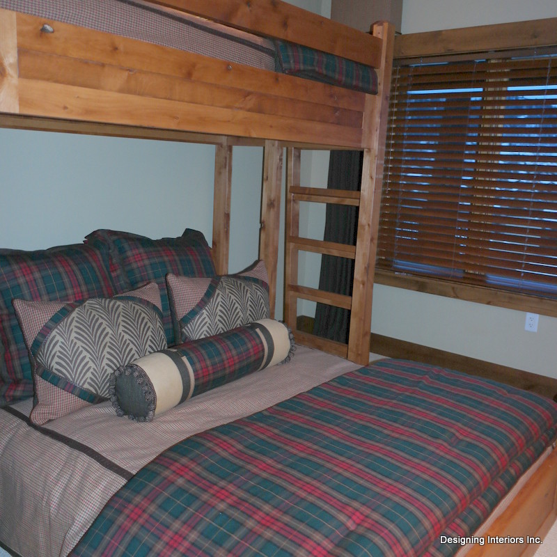 Свежая идея для дизайна: гостевая спальня среднего размера, (комната для гостей) в стиле рустика с бежевыми стенами и ковровым покрытием - отличное фото интерьера