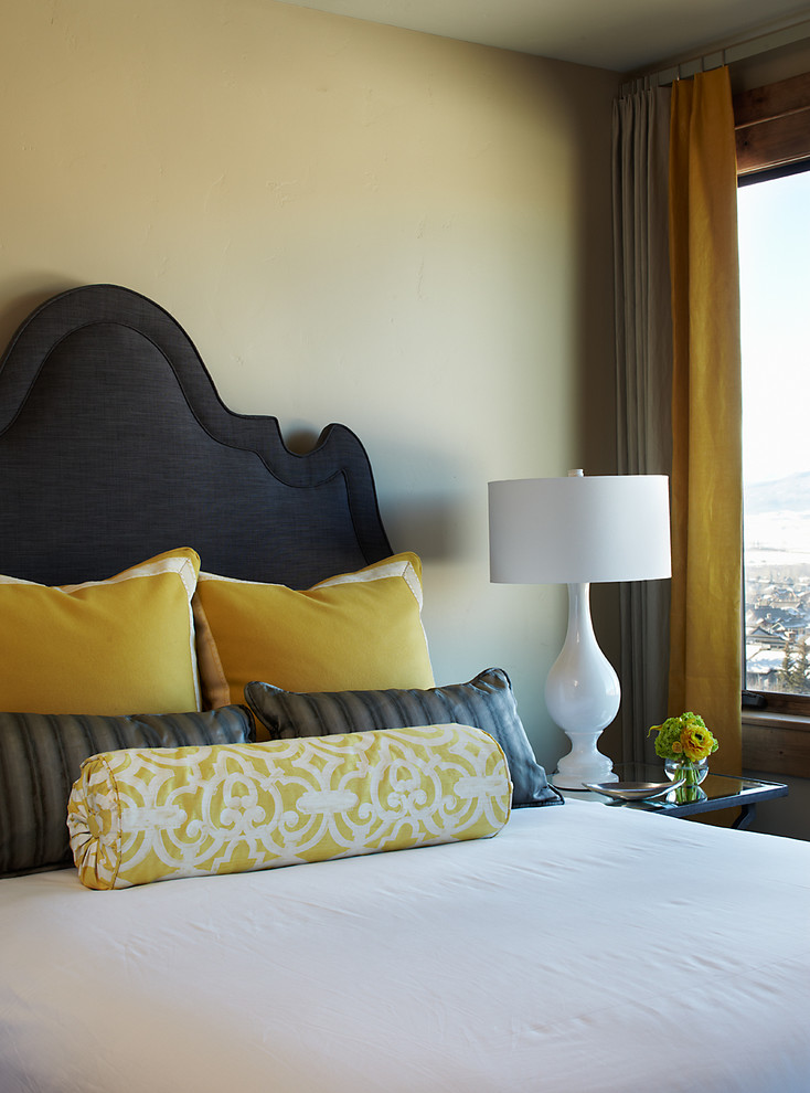 На фото: спальня среднего размера в стиле неоклассика (современная классика) с бежевыми стенами и ковровым покрытием