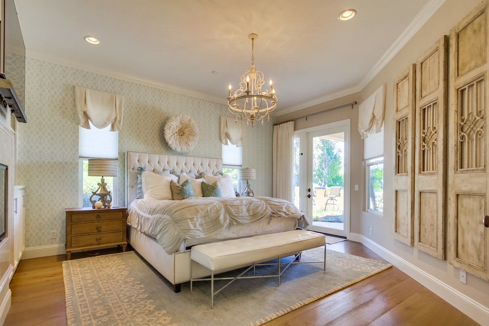 Exemple d'une chambre parentale romantique de taille moyenne avec un sol en bois brun, une cheminée standard et un mur beige.