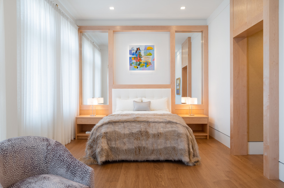 Inspiration för moderna sovrum, med vita väggar, mellanmörkt trägolv och brunt golv