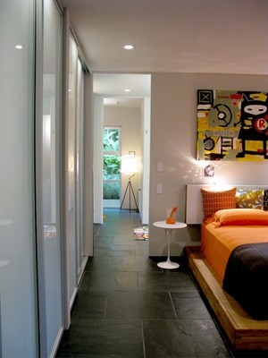 Idéer för ett mellanstort modernt huvudsovrum, med vita väggar och skiffergolv