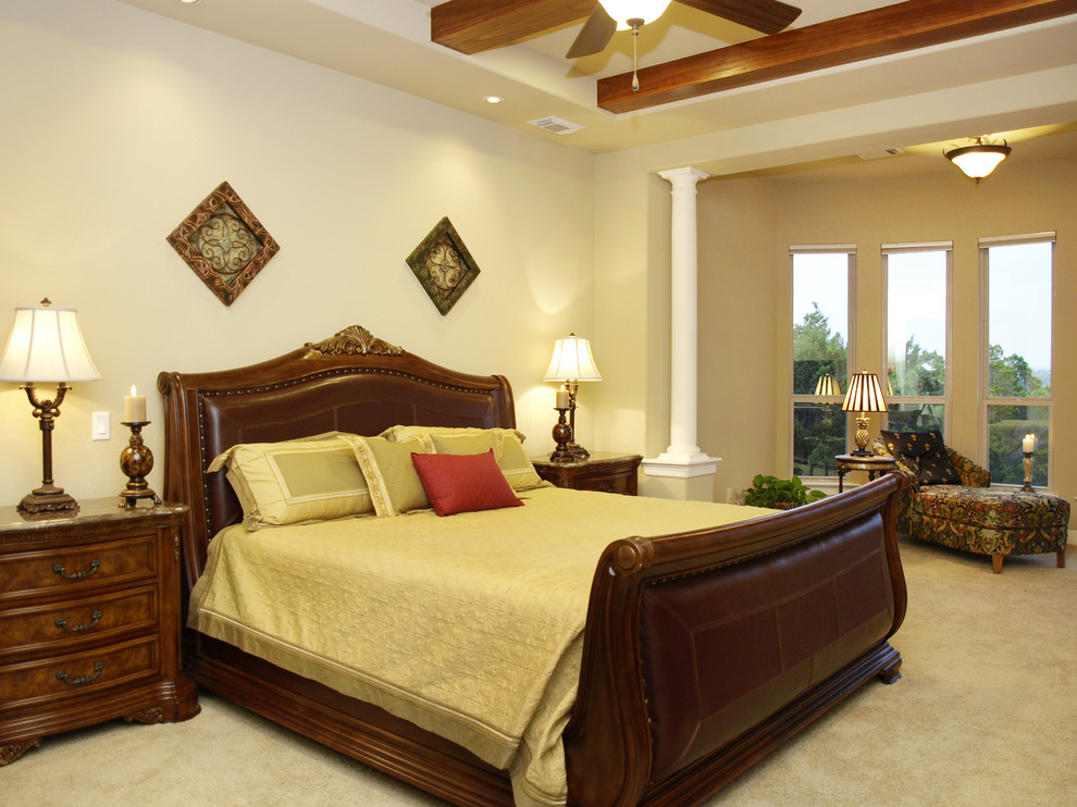 Klassisches Schlafzimmer mit weißer Wandfarbe und Teppichboden in Austin