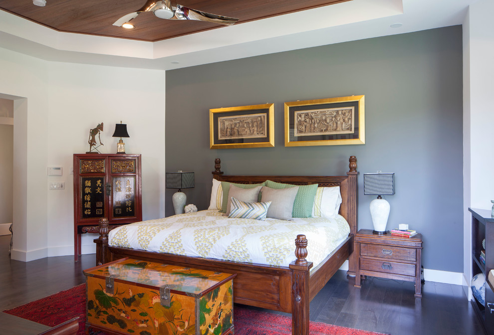 Стильный дизайн: спальня в восточном стиле с серыми стенами и темным паркетным полом - последний тренд
