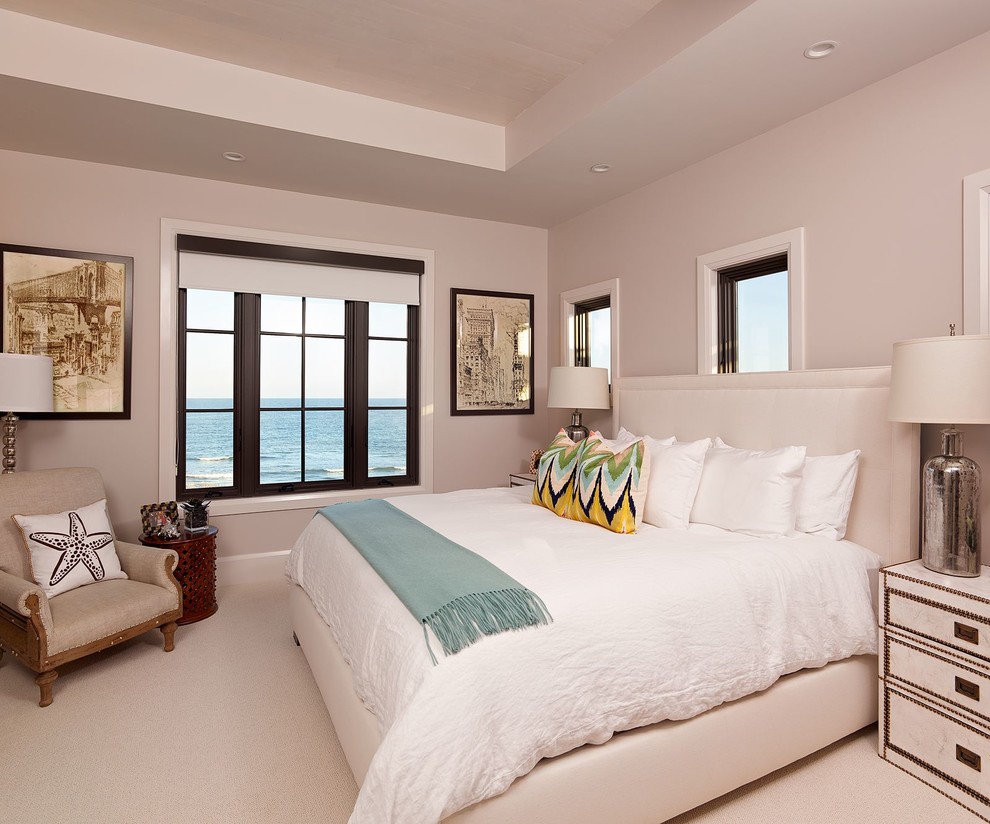 На фото: спальня в современном стиле с белыми стенами и ковровым покрытием