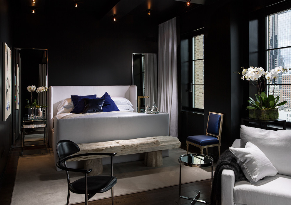 Пример оригинального дизайна: хозяйская спальня среднего размера в современном стиле с темным паркетным полом и черными стенами