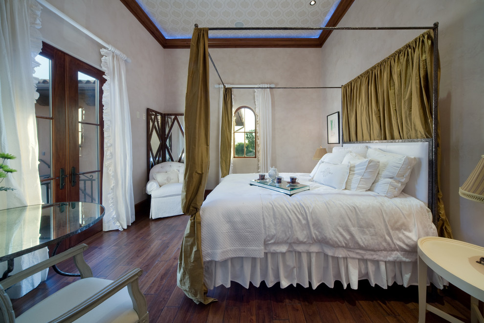 Modelo de habitación de invitados mediterránea grande sin chimenea con paredes beige y suelo de madera en tonos medios