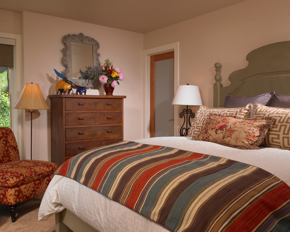 Ejemplo de habitación de invitados de estilo americano de tamaño medio sin chimenea con paredes beige, moqueta y suelo beige
