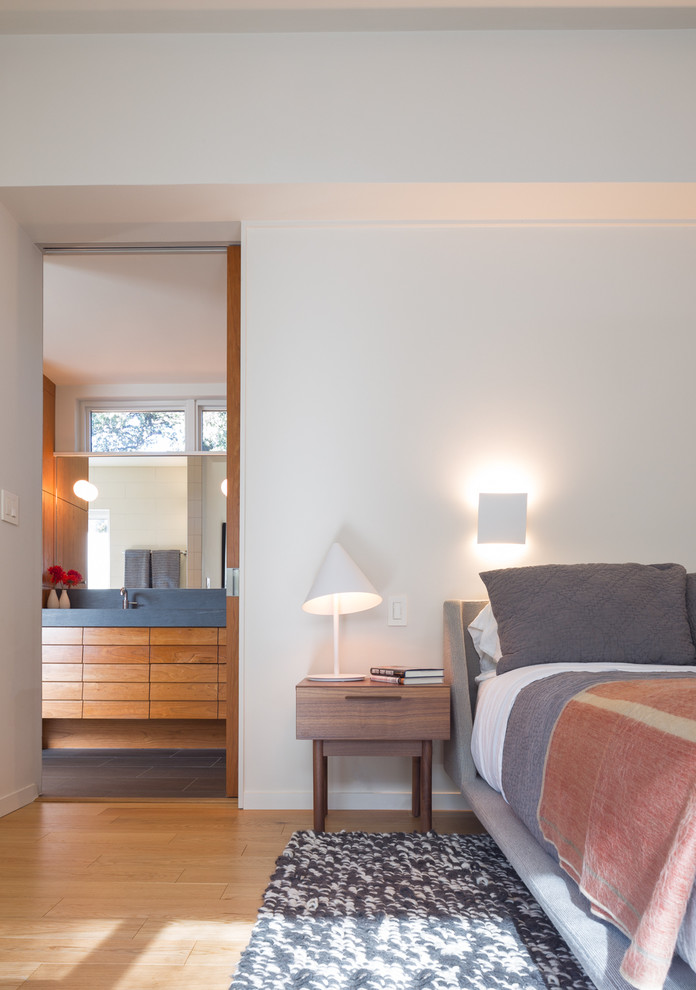 Imagen de dormitorio principal vintage con suelo de madera clara