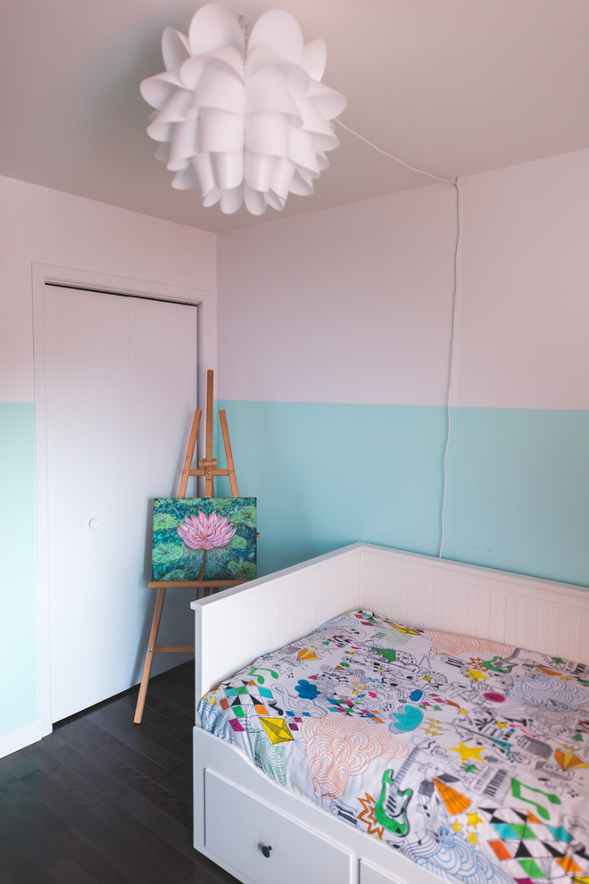モントリオールにある中くらいなトランジショナルスタイルのおしゃれな寝室 (緑の壁、無垢フローリング) のインテリア