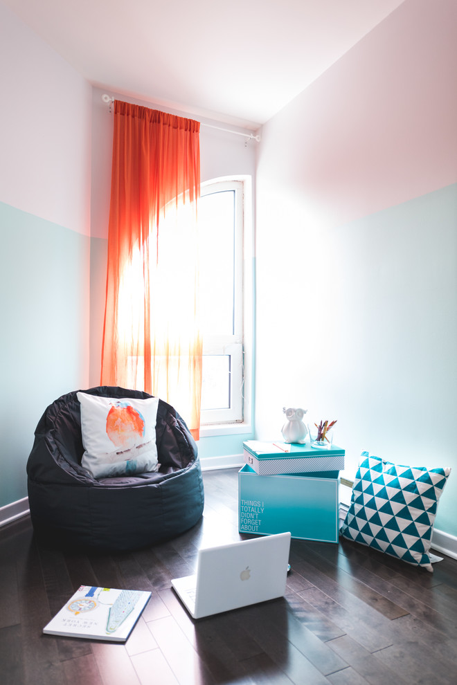 Стильный дизайн: маленькая гостевая спальня (комната для гостей) в стиле неоклассика (современная классика) с зелеными стенами и деревянным полом для на участке и в саду - последний тренд