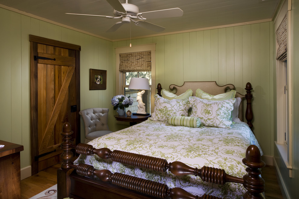 Foto på ett rustikt sovrum, med gröna väggar
