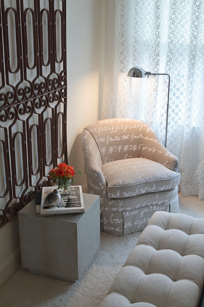 Modelo de habitación de invitados actual de tamaño medio con paredes blancas y moqueta