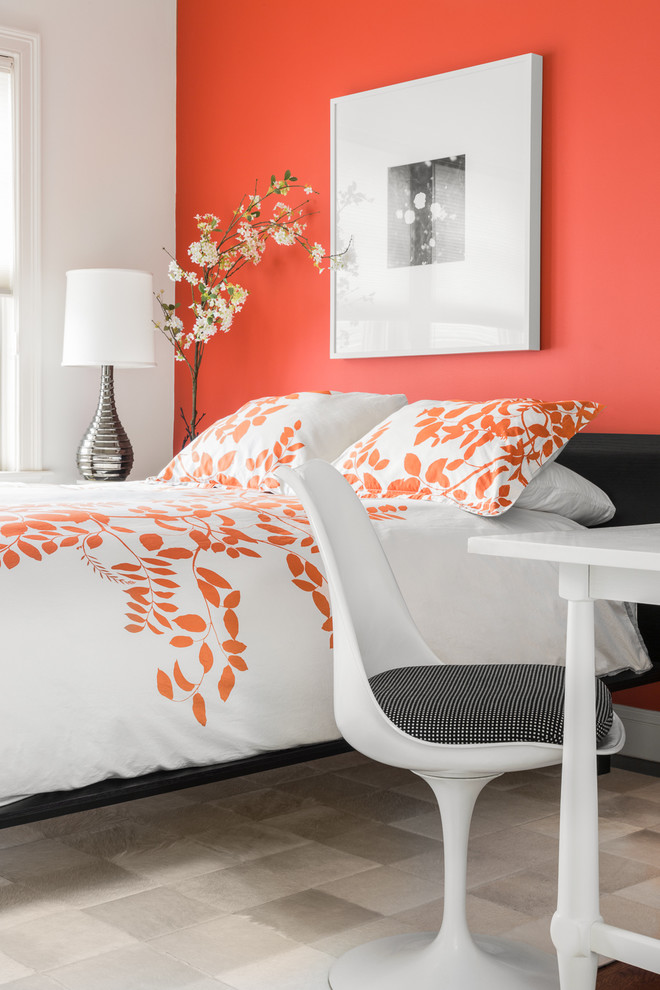 Источник вдохновения для домашнего уюта: гостевая спальня среднего размера, (комната для гостей) в современном стиле с красными стенами и ковровым покрытием