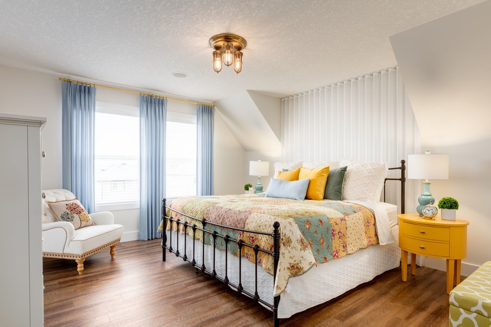 Modelo de dormitorio clásico renovado con paredes blancas, suelo de madera en tonos medios y suelo marrón