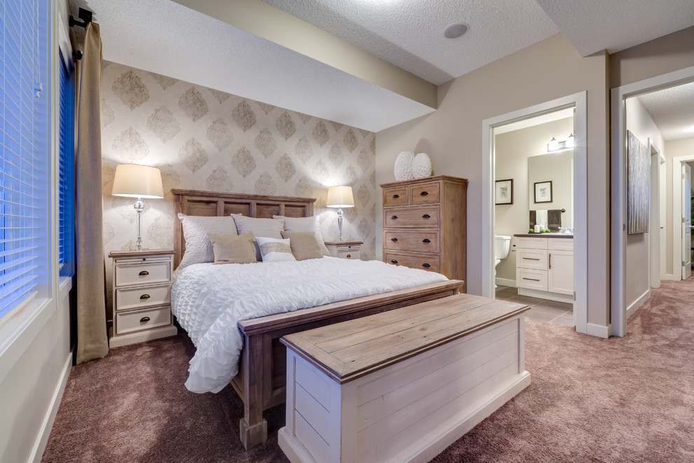 Свежая идея для дизайна: спальня в классическом стиле с разноцветными стенами и ковровым покрытием - отличное фото интерьера
