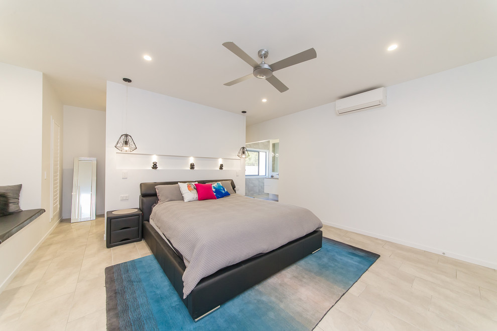 Modernes Schlafzimmer mit weißer Wandfarbe in Brisbane
