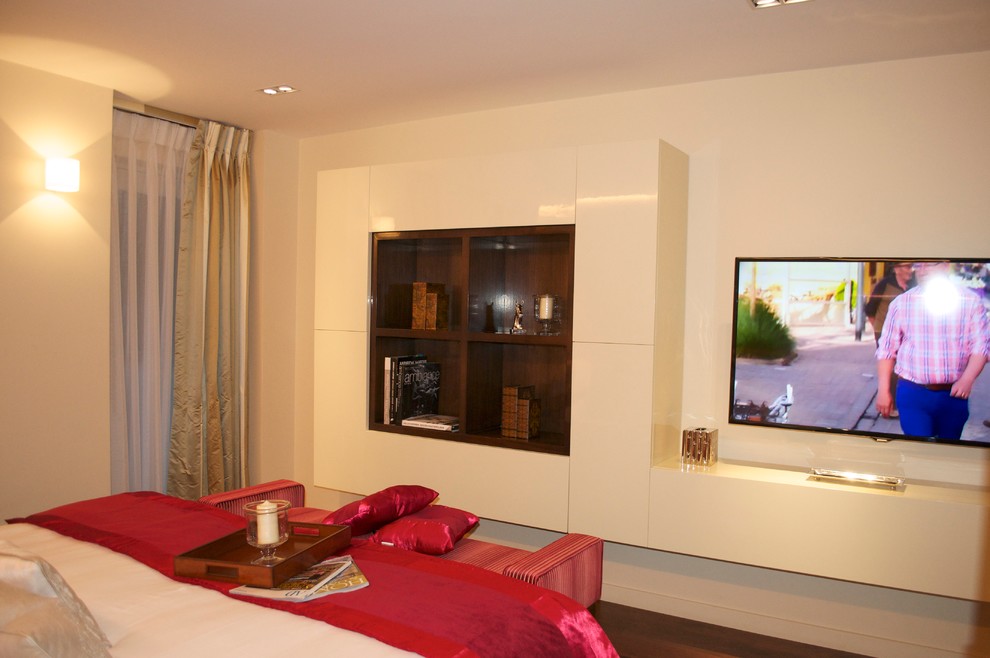 Foto de dormitorio principal ecléctico pequeño con paredes beige y suelo de madera oscura